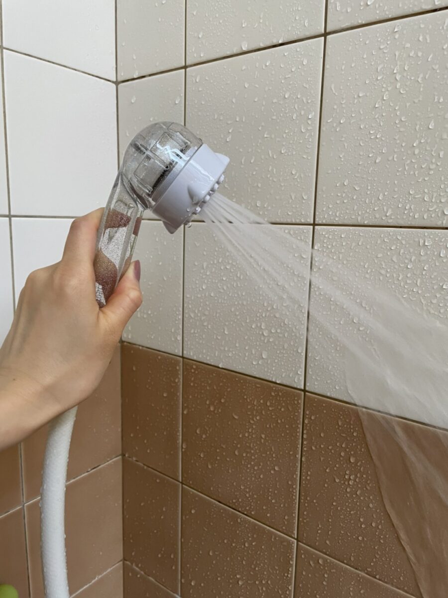 シャワーヘッドからストレート水流のシャワー水が出る