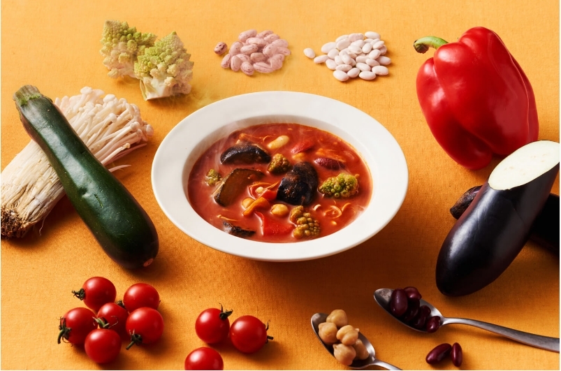 お皿に注がれた野菜スープと、その周りを取り囲んだ数種類の野菜