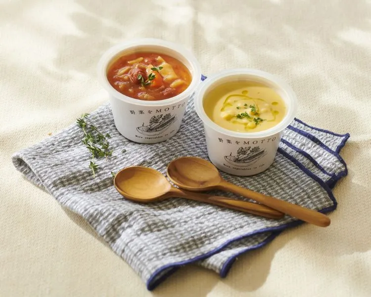 2種類のカップスープとスプーン