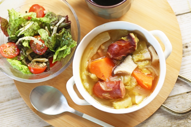 野菜スープと生野菜とスプーン