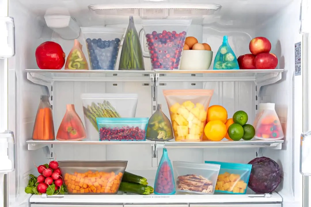 冷蔵庫の中で保存される、さまざまな種類のシリコーン容器に入った食材