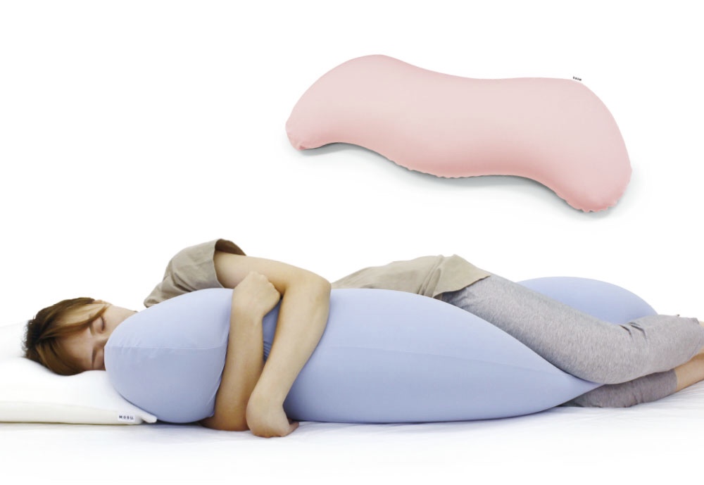 ビーズクッションを抱き枕にして眠る女性